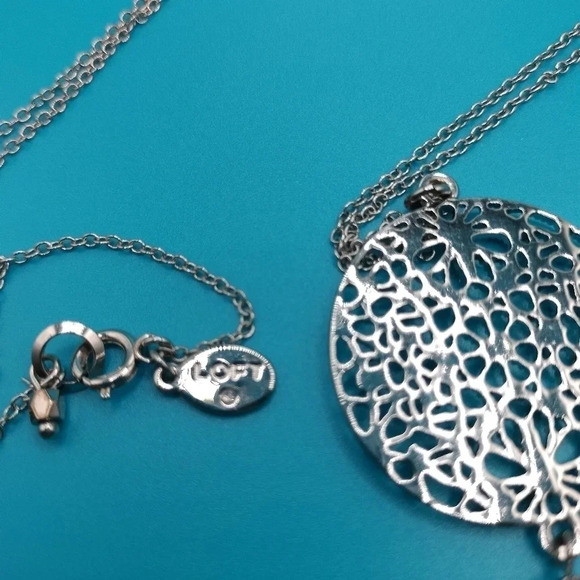 LOFT 32" Silver Tone Link Chain Lobster Floral Circle Pendant Tassel - Picture 5 of 5